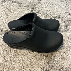 Dansko 38 black leather clogs, like new!